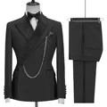 Vista detallada de un traje negro de dos piezas para hombre con cadena de plata fina - XXS / Top Y Pantalón / Negro