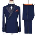 Vista detallada de un traje de dos piezas para hombre en azul marino con chaqueta y pantalón - XXS / Top Y Pantalón / Azul marino