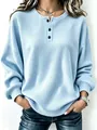 Detailopname van lichtblauw wafelgebreid sweatshirt met stijlvol knoopkraagdetail - S / Tops / Hemelsblauw