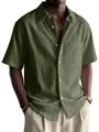 Primer plano de una camisa de lino verde oliva para hombre con textura y bolsillo - Verde Militar