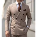 Vista detallada de un traje cruzado caqui entallado para hombre para bodas de negocios. - XXS / Top Y Pantalón / Caqui