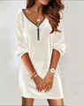 Detalle de vestido corto de terciopelo blanco para mujer con cuello en V y cremallera - Albaricoque