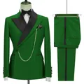 Vista detallada de traje de dos piezas verde esmeralda para hombre con solapas negras y pantalón. - XXS / Top Y Pantalón / Verde