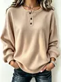 Detailweergave van beige wafelgebreid sweatshirt voor dames met Henley-hals met knopen - Khaki