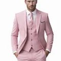 Vue détaillée d'un costume trois pièces rose pour homme, coupe ajustée pour le business - Rose