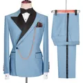 Elegante traje de esmoquin celeste de 2 piezas para hombre con solapas negras y pantalón. - Azul claro