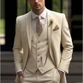 Detail eines eleganten dreiteiligen Herrenanzugs in Champagner-Beige-Farbe - Beige
