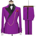 Elegante traje de dos piezas morado para hombre con solapas negras y detalle de cadena dorada. - Púrpura
