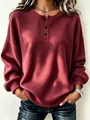 Detailweergave van een bordeauxrode dames sweater met wafelpatroon en een henley-hals met knopen - Bordeauxrood