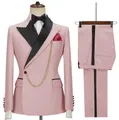 Elegante traje rosa de dos piezas para hombre con solapa negra y cadena dorada - Rosa