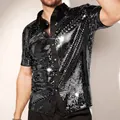 Detalle de camisa negra de lentejuelas para hombre con textura brillante y cuello contraste - S / Tops / Negro