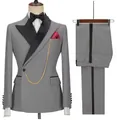 Vista detallada de un esmoquin gris para hombre con solapa de chal negra y pantalón - Gris