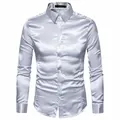 Detalle de una camisa de manga larga para hombre en gris claro brillante con cuello clásico - Gris claro