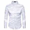 Vista detallada de una camisa de manga larga blanca para hombre con acabado satinado suave - S / Tops / Blanco
