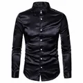 Detalle de camisa de satén negro para hombre con acabado brillante y cuello solapa - S / Tops / Negro