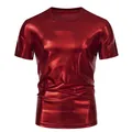 Dettaglio ravvicinato della t-shirt rossa lucida a maniche corte da uomo per feste ed eventi - Taglia S / Top / Rosso