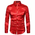 Vista detallada de una camisa de satén rojo vibrante para hombre de manga larga. - S / Tops / Rojo