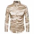 Primer plano de camisa de hombre de manga larga en satén caqui brillante con cuello - Caqui