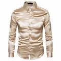 Nahaufnahme des khakifarbenen glänzenden Satin-Herrenhemdes mit klassischem Umlegekragen - Khaki