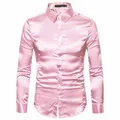 Detalle de una camisa rosa brillante de manga larga para hombre con acabado satinado. - Rosa