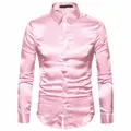 Detailansicht eines glänzenden rosa langärmeligen Herrenhemds mit Satin-Oberfläche. - Rosa