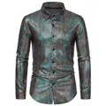 Detail van glanzend herenoverhemd met metallic slangenleerpatroon voor feesten - S / Tops / Kleurrijk