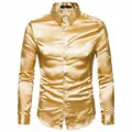 Vista frontal de camisa de satén dorado para hombre con acabado brillante y cuello clásico - S / Tops / Amarillo