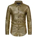 Gedetailleerd vooraanzicht van luxe gouden herenhemd met slangenprint en glanseffect - S / Tops / Goud