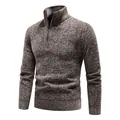 Detailaufnahme eines gestrickten Herrenpullovers mit Viertelreißverschluss und Stehkragen - M / Oberteile / Kaffeebraun