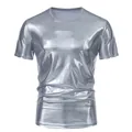 Primo piano della trama argento metallizzato riflettente su una t-shirt slim fit - Taglia S / Top / Argento