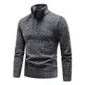 Detailansicht eines grauen Strickpullovers mit Stehkragen und kurzem Reißverschluss - M / Oberteile / Dunkelgrau