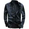 Primer plano detallado de camisa de hombre azul marino con cuello mao y botones naranjas - M / Negro