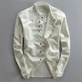 Detalle de camisa de hombre en lino y algodón blanco roto con cuello mao y botones de madera - M / Tops / Blanco