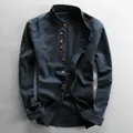 Vista detallada de camisa casual de lino y algodón azul marino con cuello mandarín - M / Tops / Azul marino