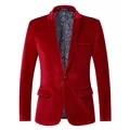 Nahaufnahme eines roten Samt-Slim-Fit-Blazers für Herren mit stilvollem Paisley-Innenfutter. - M / Oberteile / Rot