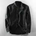 Primer plano de camisa de hombre negra de lino y algodón con botones de madera y cuello mao - M / Tops / Negro