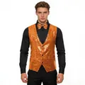 Détail de l'ensemble gilet et nœud papillon à paillettes orange brillant pour hommes de scène. - Orange