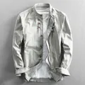 Dettaglio camicia da uomo in lino e cotone con colletto alla coreana e trama naturale. - Grigio chiaro