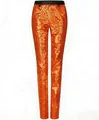 Detaillierte Nahaufnahme der leuchtend orangen Paillettenhose für Herren in schmaler Passform - Orange