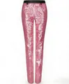 Detailansicht der schimmernden pinkfarbenen Pailletten-Herrenhose in schmaler Passform - Rosa