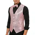 Gros plan détaillé d'un gilet à paillettes roses pour hommes avec nœud papillon assorti pour scène. - Rose