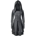 Détail de la robe gothique à capuche avec laçage et passe-pouces. - Gris