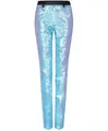 Detail einer schmal geschnittenen Herren-Paillettenhose in Blau mit Glanzeffekt. - Hellblau