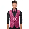 Vue détaillée du gilet à paillettes rose pour homme avec nœud papillon assorti de scène - Rose rouge