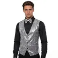 Gros plan du gilet à paillettes argentées et nœud papillon assorti pour tenues de scène homme. - Argent