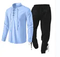 Detailansicht des hellblauen Henley-Hemdes zum Schnüren und der passenden schwarzen Hose. - S / Oberteil Und Unterteil / Himmelblau und Schwarz