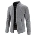 Grauer Herren-Strick-Cardigan mit Reißverschluss, Stehkragen und Karofutter im Detail - M / Oberteile / Hellgrau