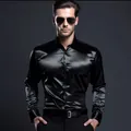 Elegante camisa de satén negro de manga larga para hombre con acabado de seda brillante - S / Tops / Negro