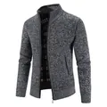 Nahaufnahme des grauen Strickcardigans mit warmem Karo-Fleecefutter für Herren - M / Oberteile / Dunkelgrau