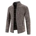 Detailansicht der braun melierten Herren-Strickjacke mit Reißverschluss und Futter - Kaffeebraun
